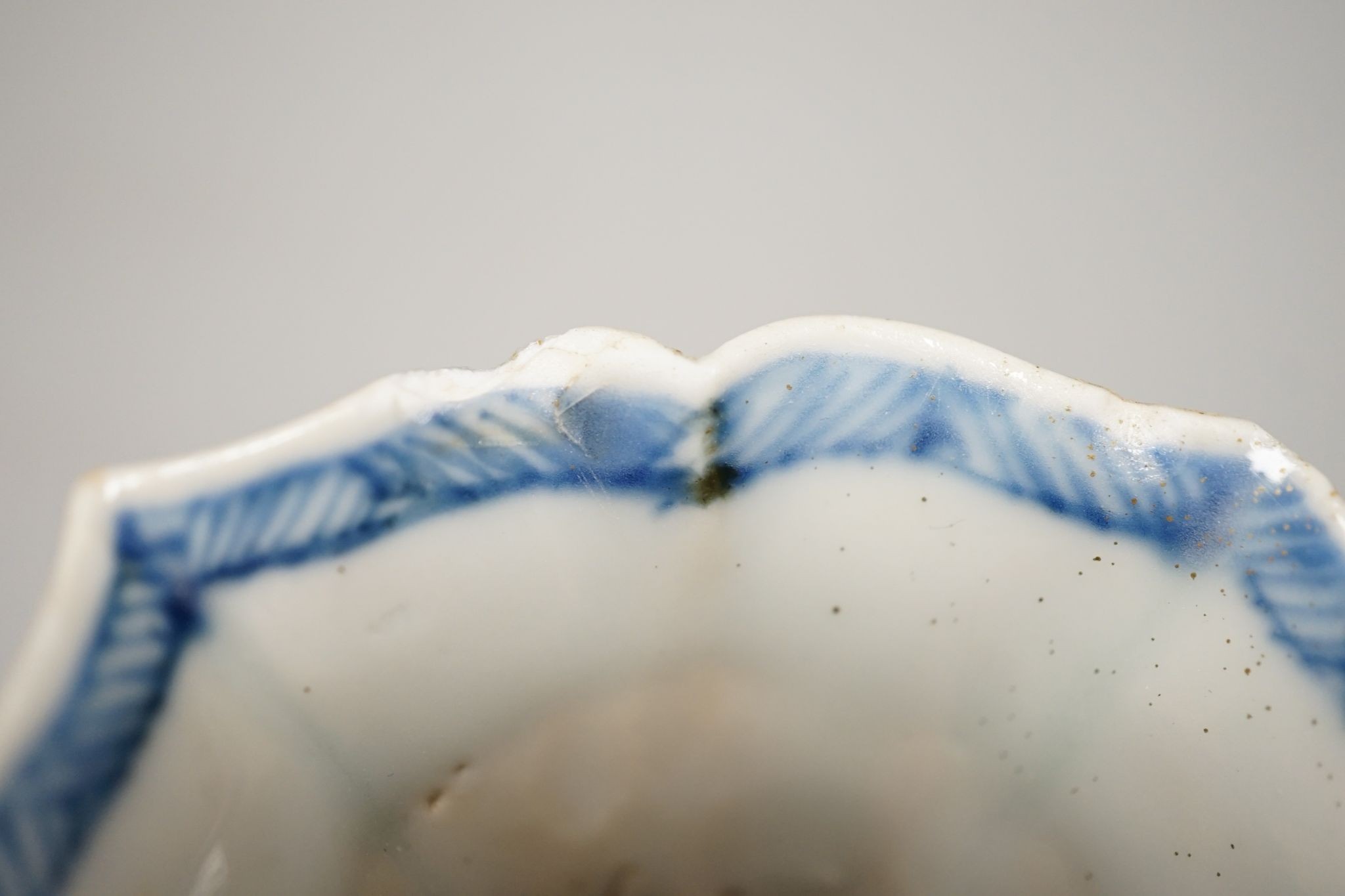 A Chinese blue and white small-petal lobed vase, Kangxi period, 14cm